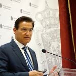 El regidor granadino se ha confinado en su domicilio después de ser diagnosticado con covid
