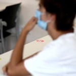 Una alumno con mascarilla en clase