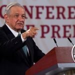 MEX7109. CIUDAD DE MÉXICO (MÉXICO), 14/09/2020.- Fotografía cedida este lunes por la presidencia de México, del presidente Andrés Manuel López Obrador, durante una rueda de prensa en Palacio Nacional de Ciudad de México (México). El Gobierno mexicano pedirá a Israel la extradición de Tomás Zerón, exdirector de la extinta Agencia de Investigación Criminal acusado de ocultar pruebas y torturar testigos del caso de los 43 estudiantes desaparecidos de Ayotnizapa. EFE/Presidencia de México/SOLO USO EDITORIAL /NO VENTAS