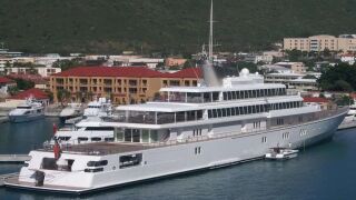 El imponente superyate Rising Sun ya custodia el puerto de Palma ante ...