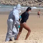 Surfista detenida en la playa de Zurriola.