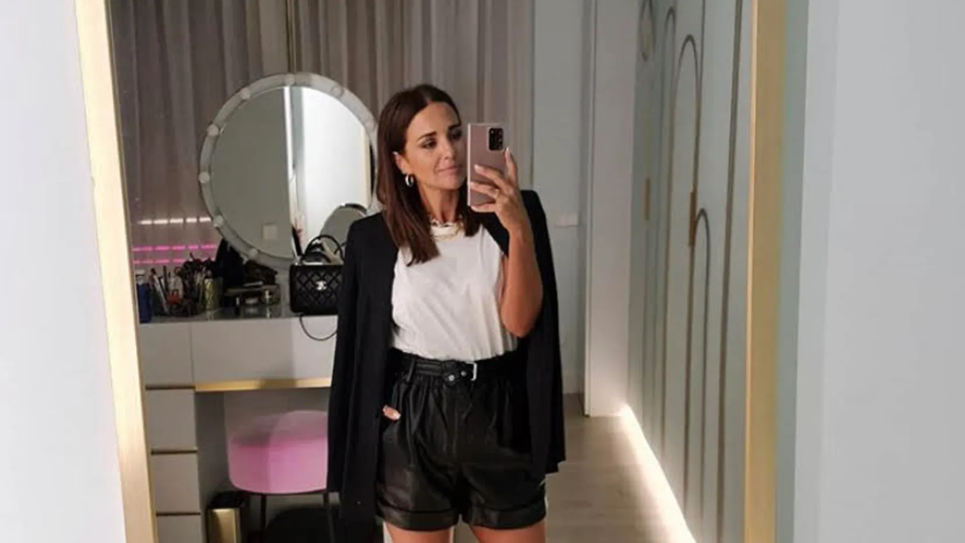 Paula Echevarría y el short de efecto piel de Mango que vuelve a tu armario.