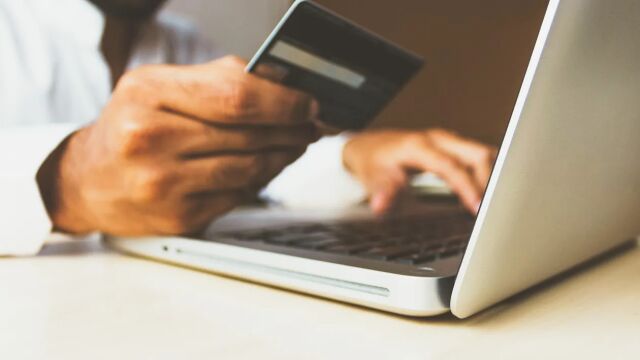 Imagen de una persona haciendo una compra online