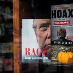 Una copia del libro de Bobo Woodward "Rage"