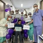 Raimundo Leonardo de Oliveira, un paciente de 102 años, recibe al alta en el Hospital César Leite, tras permanecer en la Unidad Covid-19 durante 14 días.