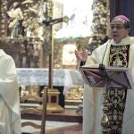 El nuncio del papa, monseñor Bernardino Auza preside la solemnidad de la Virgen del Camino, patrona de la Región Leonesa. Junto a él, el obispo de León, Julián López
