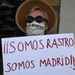 Una manifestante, durante una concentración para pedir la reapertura de El Rastro.