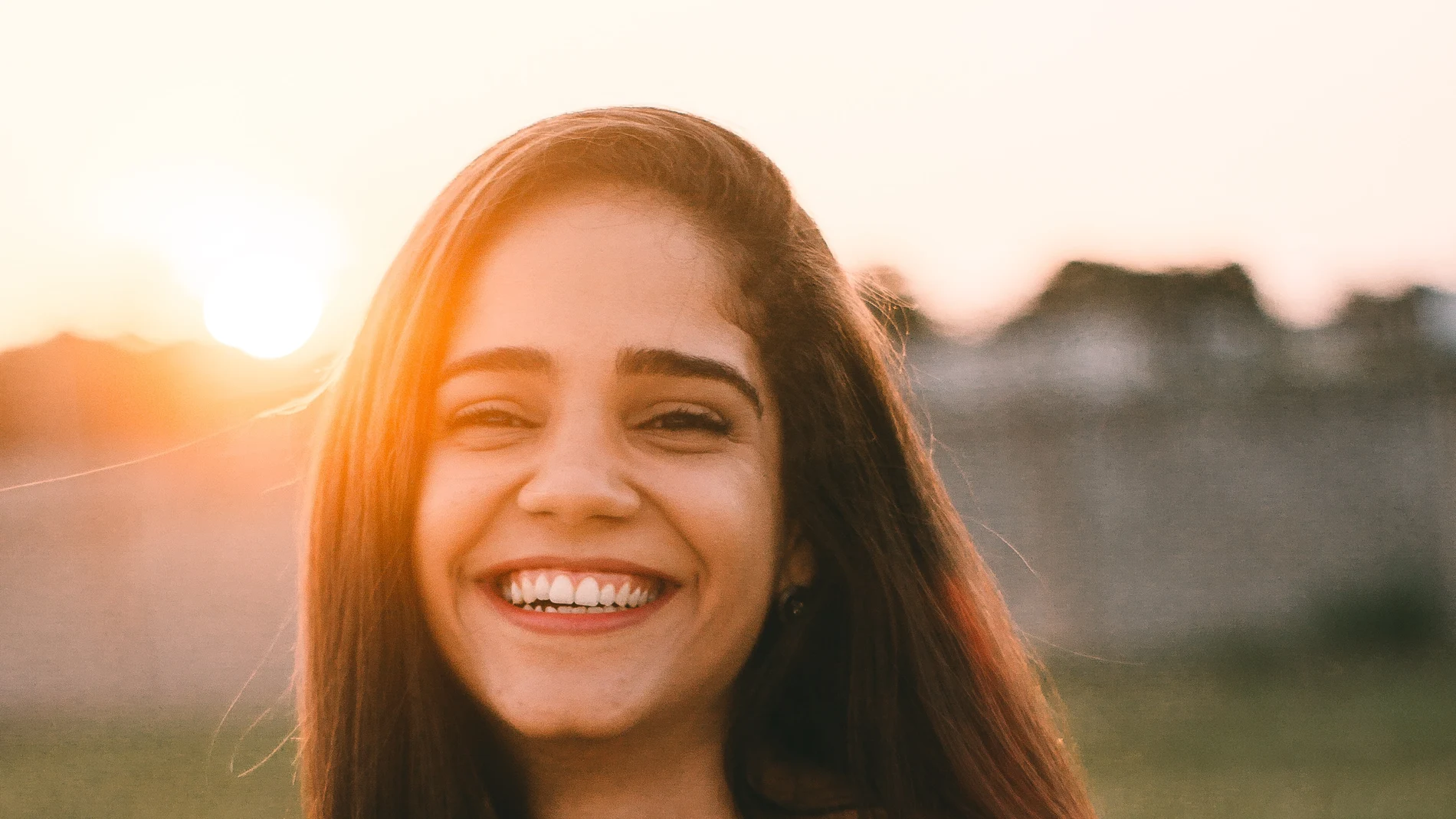 En la imagen, una mujer sonriendo.