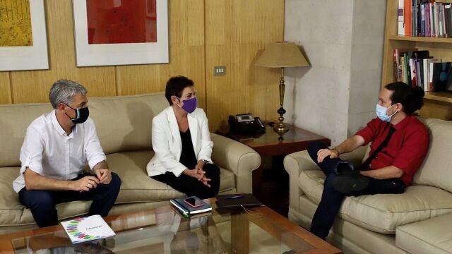 El vicepresidente segundo del Gobierno, Pablo Iglesias con los diputados de EH Bildu en el Congreso Mertxe Aizpurua y Oskar Matute hoy en el Congreso.