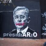 Mural contra el expresidente de Colombia Álvaro Uribe, en el que se recuerda su supuesta implicación en la masacre de El Aro, a mediados de los 90, una pequeña localidad de Antioquia, mientras él era el gobernador de este departamento.