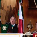 15 September 2020, Mexico, Mexico City: Mexican President Andres Manuel Lopez Obrador waves a Mexican flag from the balcony of the National Palace to kick off subdued Independence Day celebrations, to mark the 210th anniversary of the beginning of Mexico's independence. Photo: Berenice Fregoso/El Universal via ZUMA Wire/dpaBerenice Fregoso/El Universal vi / DPA15/09/2020 ONLY FOR USE IN SPAIN