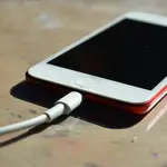 Ni se te ocurra usar el cargador del móvil de otras personas