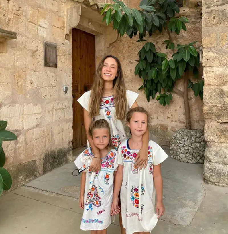 Grace Villarreal y sus hijas vestidas iguales.