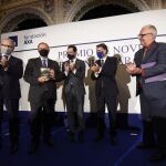 El vicepresidente de la fundación Axa, Juan Manuel Castro; el autor premiado, Gonzalo Giner; el presidente de la Junta de Andalucía, Juanma Moreno; el presidente del Grupo Planeta, José Creuheras; y el portavoz del jurado, Fernando Delgado, hoy en el acto celebrado en Sevilla para hacer entrega del XXV Premio de Novela Fernando Lara