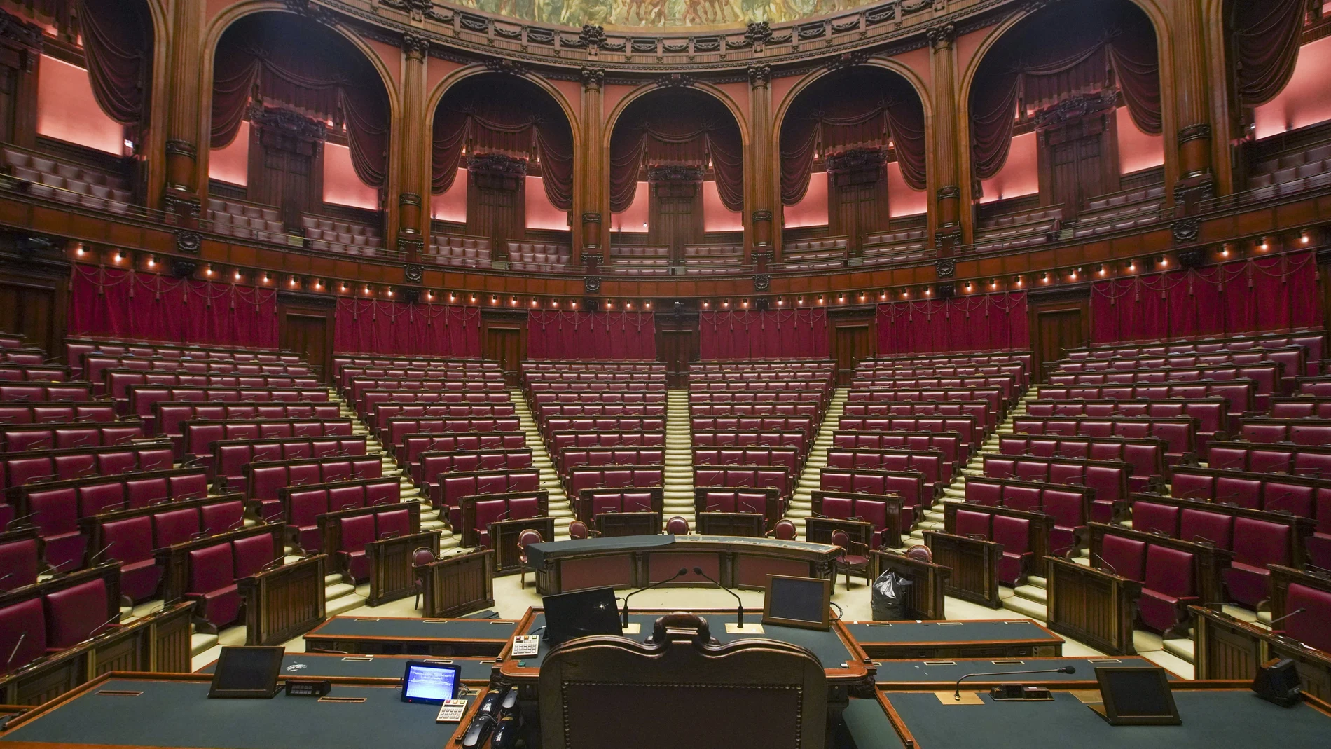 Vista del hemiciclo en el interior de la Cámara Baja del Palacio Montecitorio de Italia, en Roma