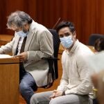 El acusado Rodrigo Lanza (c) y su abogado, Endika Zulueta, escuchan el veredicto del jurado, que le declaró culpable de asesinato por el "crimen de los tirantes". EFE/Javier Belver POOL
