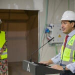 El presidente de la Junta, Juanma Moreno (d), junto a la alcaldesa de Osuna, Rosario Andújar (i), durante su visita a las obras de remodelación del Hospital de la Merced. María José López / Europa Press