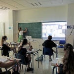 Alumnos atienden durante una clase 