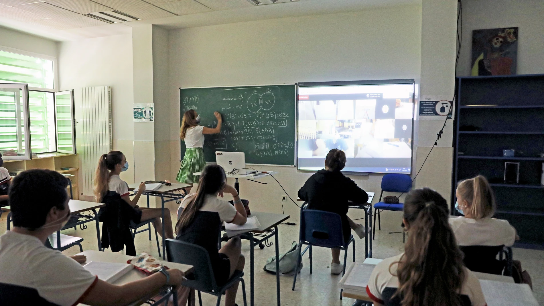 Alumnos atienden durante una clase
