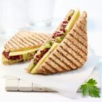 Sándwich de aguacate con queso Emmentalier