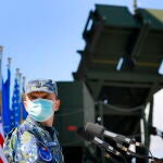Un soldado rumano detras de un sistema de misiles Patriot norteamericano en una imagen de archivo