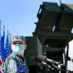 Un soldado rumano detras de un sistema de misiles Patriot norteamericano en una imagen de archivo