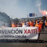 Trabajadores de la antigua factor&iacute;a de Alcoa en La Coru&ntilde;a protestan el pasado septiembre por la situaci&oacute;n de la empresa