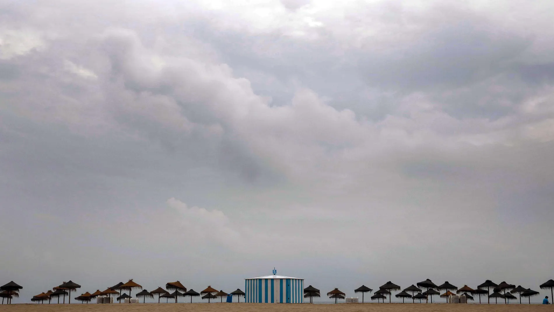 Vista general de la playa Malvarrosa de Valencia, bajo un cielo nublado