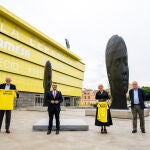 La inauguración ha tenido lugar esta mañana en la plaza del Estadio de la Cerámica, donde se estarán expuestas hasta principios de 2022