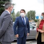El presidente de la Junta, Alfonso Fernández Mañueco, y la consejera de Educación, Rocío Lucas, conversan con Martínez Majo, delegado de la Junta en León, antes de inaugurar el curso escolar de este 2020/2021