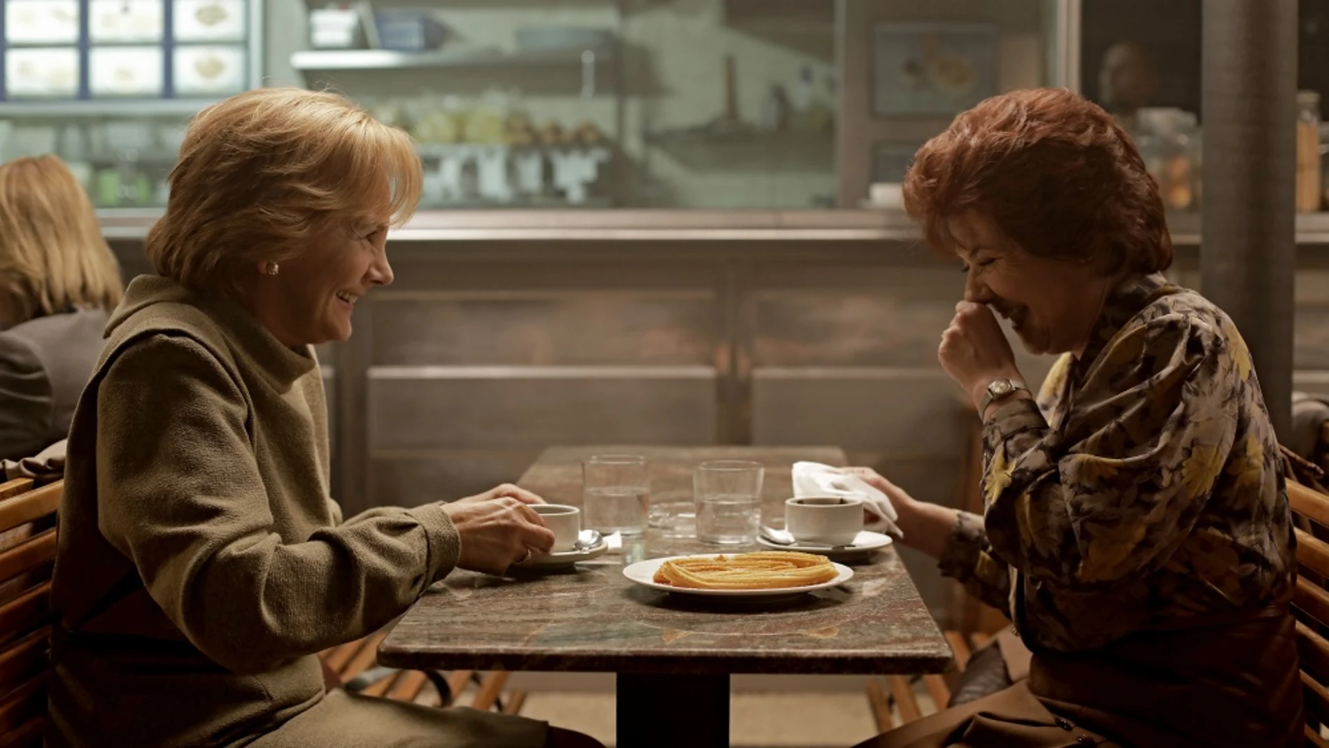 Elena Irureta (izda.) y Ane Gabarain interpretan a las dos madres de "Patria"