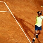 Nadal realiza un servicio en su partido ante Lajovic