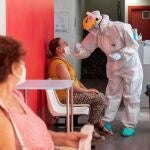 Una enfermera del 062 hace una prueba PCR a una mujer