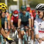 Roglic y Pogacar conversan antes de la etapa de ayer