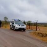 Imagen de una patrulla de la Guardia Civil custodiando la finca del sospechoso