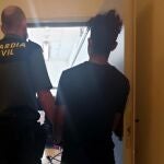 Imagen del detenido, custodiado por la Guardia CivilGUARDIA CIVIL18/09/2020