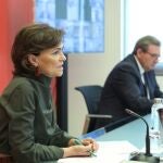 La vicepresidenta primera del Gobierno, Carmen Calvo, y el secretario de Estado de Memoria Democrática, Fernando Martínez