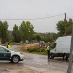 Agentes de la Guardia Civil montan guardia a la entrada de la localidad de Sotillo de la Ribera (Burgos) el pasado viernes