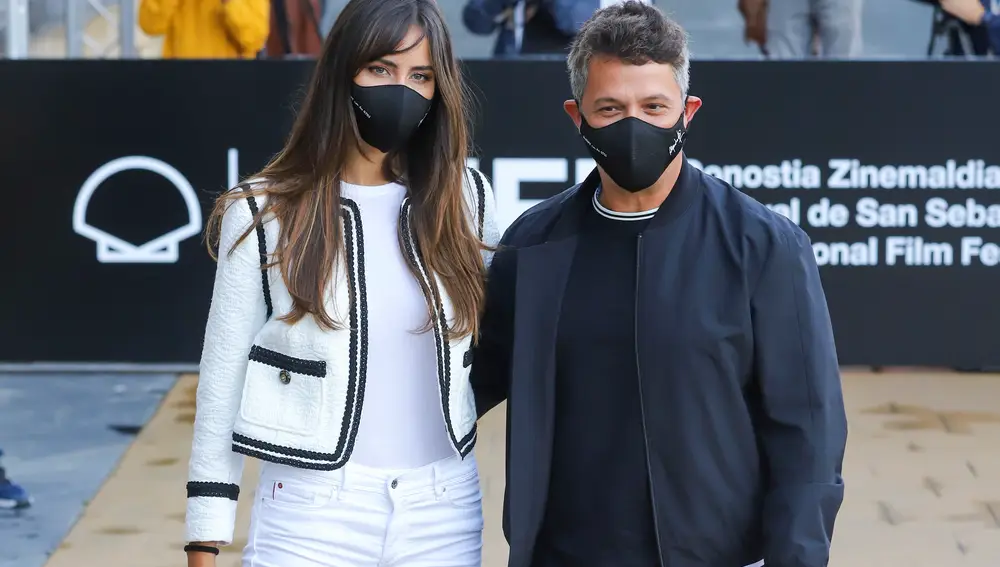 El cantante Alejandro Sanz junto a su novia Rachel Valdés en el Festival de San Sebastián, a 19 de septiembre de 2020
