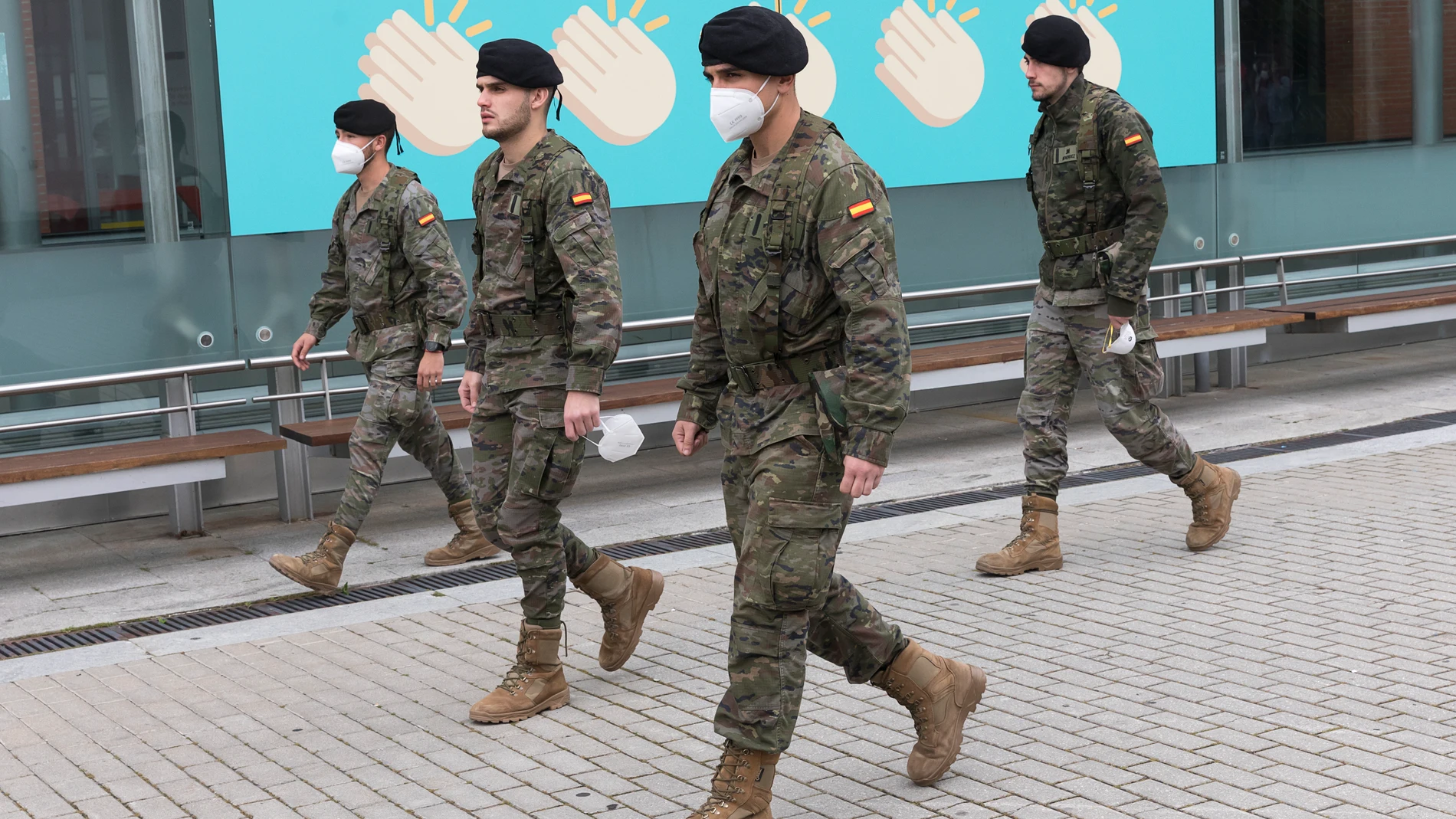 Personal sanitario y del ejército durante una jornada en el hospital Covid-19 de IFEMA.