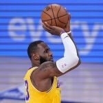 LeBron James lanza un tiro en el segundo cuarto ante los Nuggets
