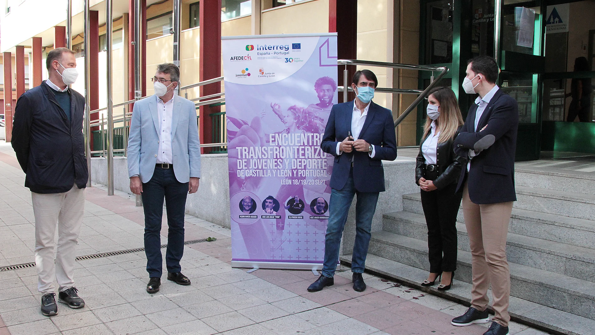 El consejero de Fomento y Medio Ambiente, Juan Carlos Suárez-Quiñones, con la Dra. Gral. de Juventud, Estela López, el delegado territorial, Juan Martínez y el Gerente de AFEDECYL, Francisco del Río