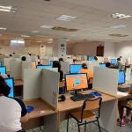 Estudiantes realizando examen de inglés en una academia