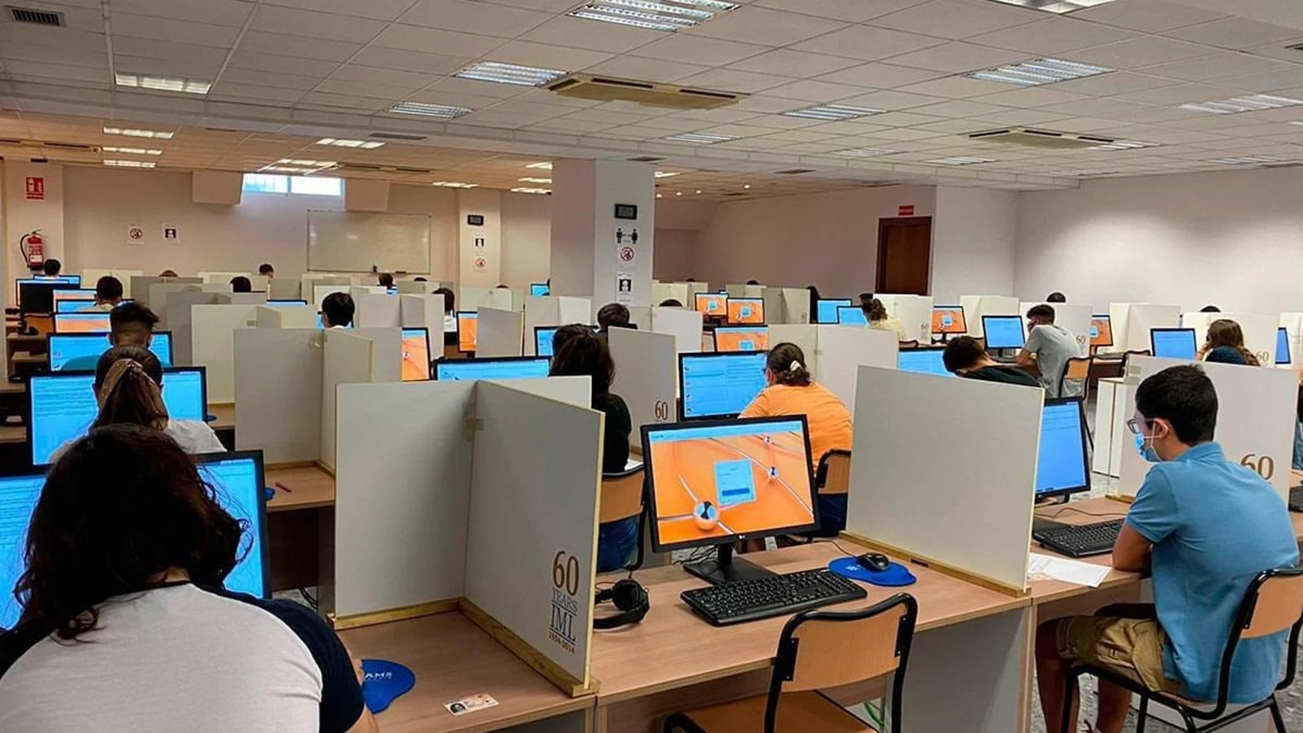 Estudiantes realizando examen de inglés en una academia