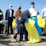 MÁLAGA, 19/09/2020.- La reina doña Sofía participa junto a varios voluntarios en la limpieza de una playa en la localidad del Rincón de la Victoria (Málaga), donde se ha sumado a la campaña de limpieza de basura en entornos naturales '1m2 por las playas y los mares' del Proyecto LIBERA, una iniciativa ambiental liderara por Ecoembes y SEO/BirdLife con la que mantiene una colaboración desde el año 2018 a través de su fundación. EFE/Daniel Pérez