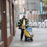 Un trabajador de Correos durante su jornada laboral