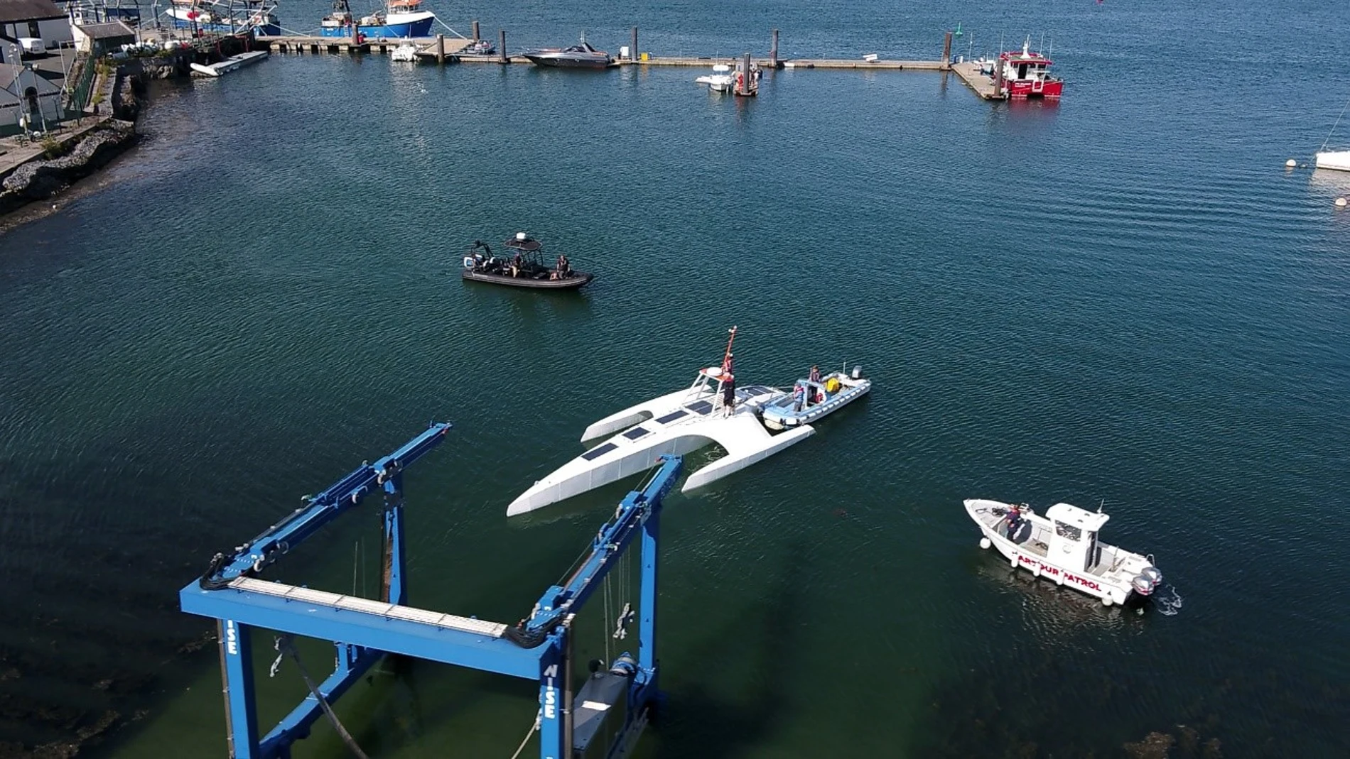Fotografía mostrando el trimarán Mayflower, autoría de IBM