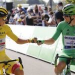 Pogacar y Bennett se saludan antes de la carrera