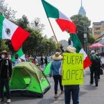 Seguidores y miembros del Frente Nacional Anti-AMLO (FRENAA) con tiendas de campaña ayer, en Ciudad de México (México)