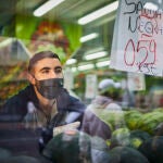 Ismael, frutero de la calle Marcelo Usera, trabaja en la zona confinada y vive en Parla, municipio también bajo vigilancia
